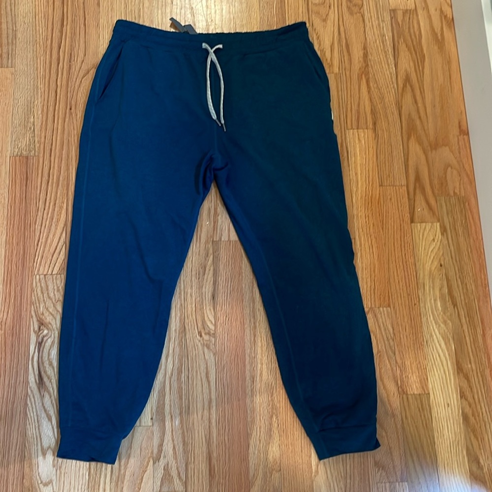 Vuori performance joggers. Large